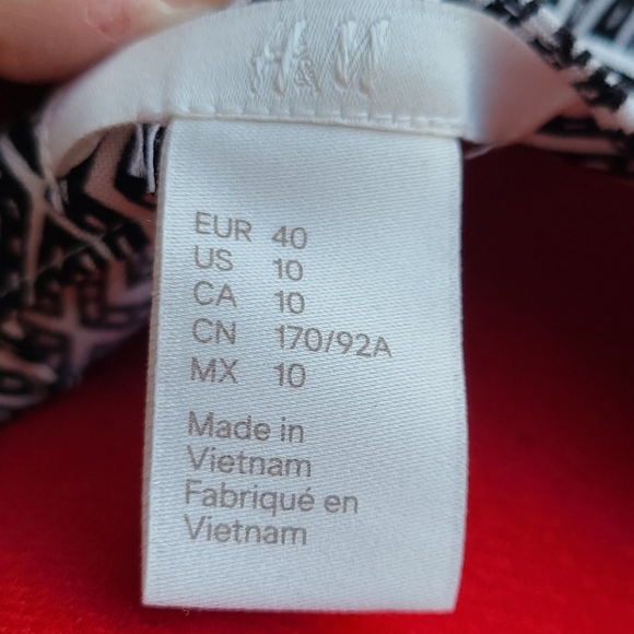 H&M black and white geometric shape dress - Picture 7 of 7